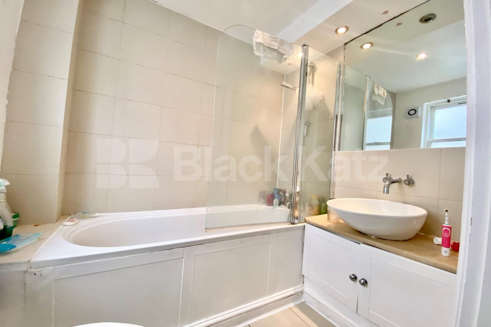 Superbly located top floor duplex apartment Union Street, London Bridge